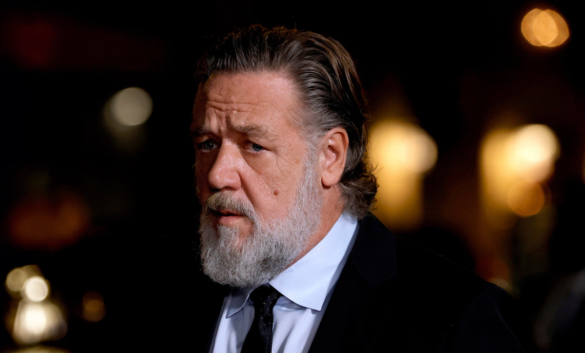 Russell Crowe wears the Model 01